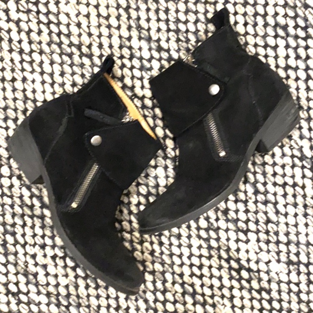 Nine West Vableaker flap zip suede booties, size 6